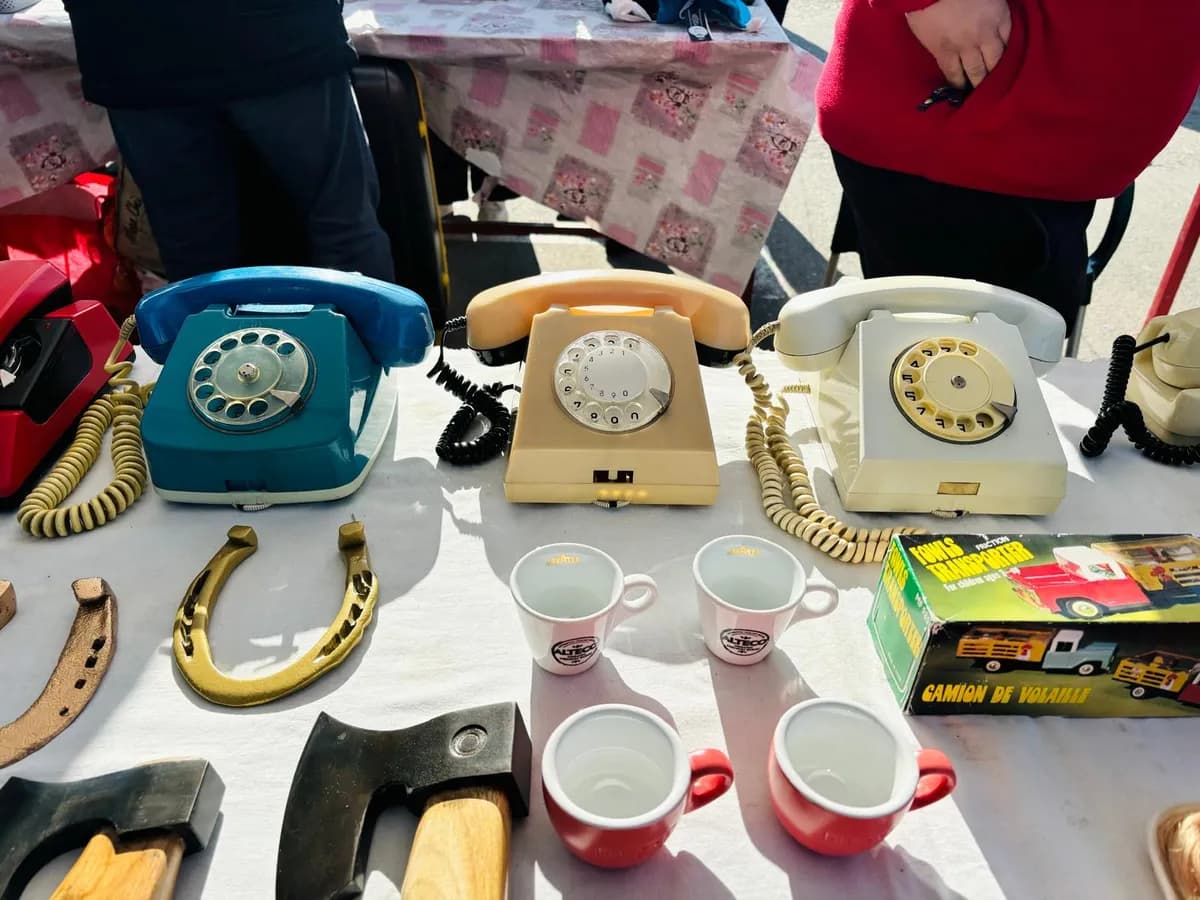 Târg de săptămânal în Intersecția Bulevardul Timișoara cu strada Valea Cascadelor, Sector 6, București, Târg Valea Cascadelor