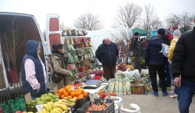 Târg de săptămânal în DJ612A, Roșiori de Vede, Târgul de la Roșiori de Vede