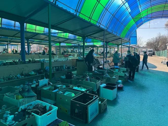 Târg de săptămânal în Strada Hărmanului 47a, Brașov, Piața de vechituri Craiter-Triaj